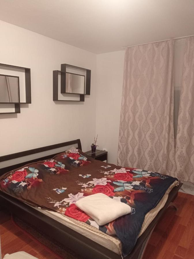 Bed and Breakfast Apartament Флорешть Екстер'єр фото