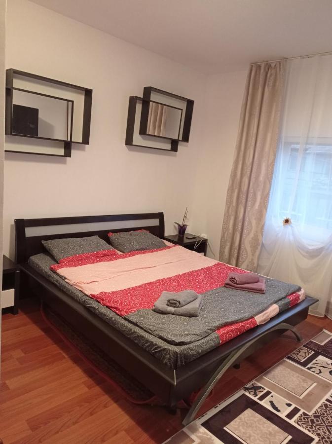 Bed and Breakfast Apartament Флорешть Екстер'єр фото