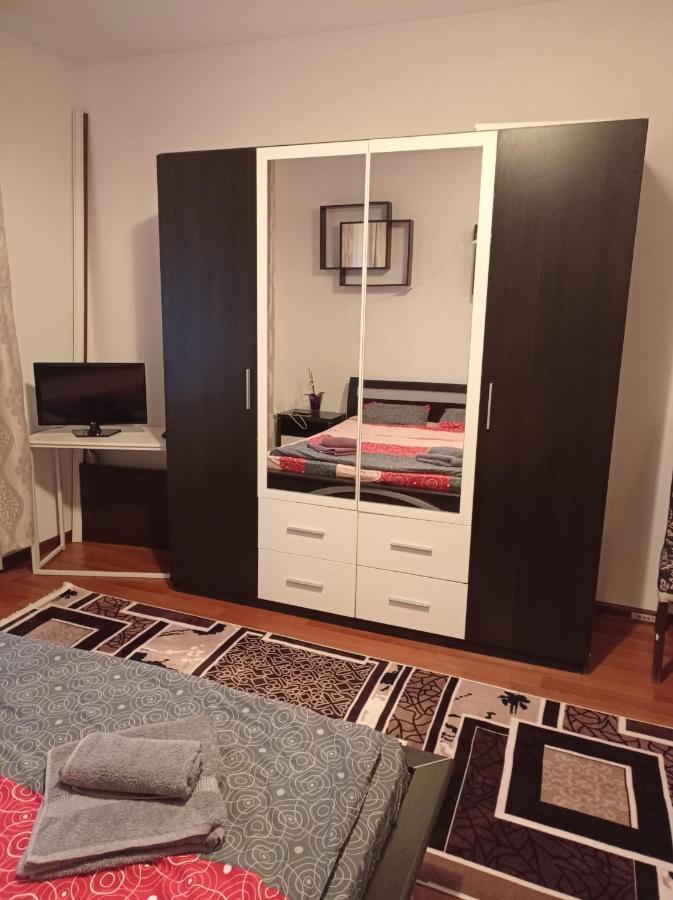 Bed and Breakfast Apartament Флорешть Екстер'єр фото